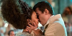 Σκηνή από το spin-off της σειράς Bridgerton με την βασίλισσα Σάρλοτ και τον βασιλιά Γεώργιο 