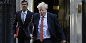 Ο νυν και ο πρώην πρωθυπουργός της Βρετανίας, Ρίσι Σούνακ και Μπόρις Τζόνσον