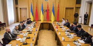 Συνάντηση του Ουκρανού ΥΠΕΞ Ντμίτρο Κουλέμπα με τον υψηλόβαθμο Κινέζο απεσταλμένο Λι Χουί στο Κίεβο 