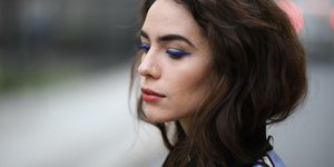Γυναίκα με μπλε eyeliner