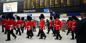 Με το μετρό στη στέψη οι στρατιώτες και η βασιλική μπάντα