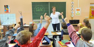 Μαθητές στην Γερμανία σηκώνουν χέρι στη δασκάλα