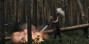 αντρας με πολυβολο 