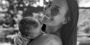 Η Ντέμι Μουρ αγκαλιά με τη νεογέννητη εγγονή της 