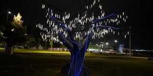 :«Άνθισε» το φωτοβολταϊκό δέντρο στη Νέα Παραλία