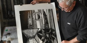 Ο Νίκος Δεσεκόπουλος με μια ξυλογραφία του 