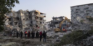 Διασώστες δίπλα σε γκρεμισμένο κτίριο στην Τουρκία