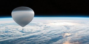 διαστημικό μπαλόνι πάνω από τη Γη