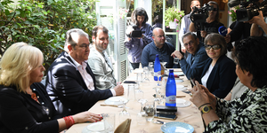 O Δημήτρης Κουτσούμπας με στελέχη του ΚΚΕ σε μεζεδοπωλείο στην Καλογρέζα