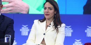 Δόμνα Μιχαηλίδου λευκο κοστουμι