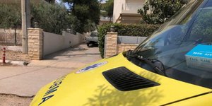 Ασθενοφόρο έξω από πολυκατοικία στο Πόρτο Ράφτη