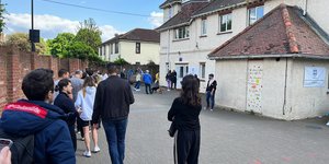 Εκλογές 2023: Ουρές για να ψηφίσουν οι απόδημοι Έλληνες στο Λονδίνο