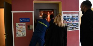 Εκλογές 2023: Ηλικιωμένος εγκλωβίστηκε σε ασανσέρ σχολείου