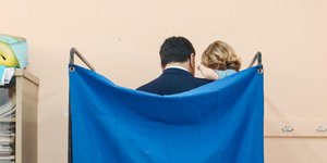 Αγκαλιά με τον γιο του ψήφισε ο Βασίλης Κικίλιας