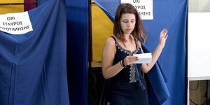 εκλογές 2023 μια κοπέλα βγαίνει από παραβάν εκλογικού κέντρου
