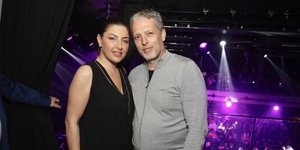 Η Έλενα Παπαρίζου απόλαυσε μία νυχτερινή έξοδο με τον σύζυγό της