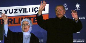 Ο Ερντογάν με τη σύζυγό του χαιρετούν το πλήθος στις τουρκικές εκλογές