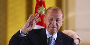 O Ρετζέπ Ταγίπ Ερντογάν χαιρετάει