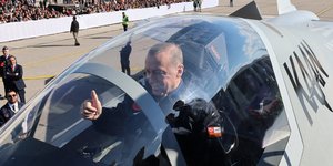 Ο Ρετζέπ Ταγίπ Ερντογάν με στολή πιλότου στο κόκπιτ του νέου τουρκικού μαχητικού αεροσκάφους