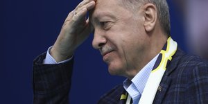 Ο Ερντογάν πιάνει το κεφάλι του