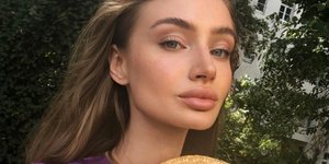 Γυναίκα με καπέλο