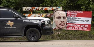 Πινακίδα με τη φωτογραφία του καταζητούμενου για τη δολοφονία πέντε ανθρώπων στο Τέξας