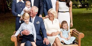 Ο βασιλιάς Κάρολος μετα τρία του εγγόνια 