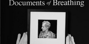 Φθαρμένες φωτογραφίες, όπως φθείρεται και το σώμα μας, από οικογενειακά αρχεία. Από την έκθεση Documents of Breathing, της Πάσκουα Βοργιά και του Παύλου Φυσάκη