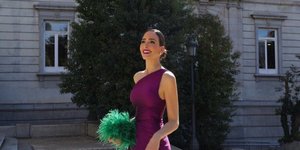 γυναίκα με μοβ φόρεμα