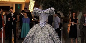 γλυπτό φόρεμα από αλουμίνιο