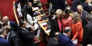 Selfies και αναμνηστικές φωτό των βουλευτών πριν από την ορκωμοσία