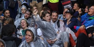 Ακτιβιστές για το κλίμα συγκεντρώθηκαν για τη συνέλευση της Total/ Φωτογραφία: Twitter