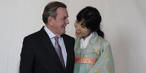 Απολύθηκε η σύζυγος του Γκέρχαρντ Σρέντερ, Σο-γιόν Σρέντερ-Κιμ, από το γραφείο Διεθνούς Εμπορίου του υπουργείου Οικονομίας της Βόρειας Ρηνανίας-Βεστφαλίας