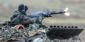 Γερμανός στρατιώτης πάνω σε άρμα Leopard