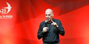 O Γιάνης Βαρουφάκης σε προεκλογική του ομιλία