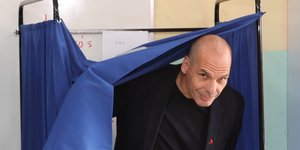 Ο Γιάνης Βαρουφάκης βγαίνει από παραβάν