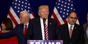 Ο Ντόναλντ Τραμπ με τον Τζορτζ Τζιτζίκο (δεξιά)