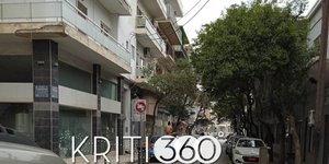 Γυναίκα γυμνή πάνω σε αυτοκίνητο