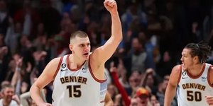 Ο Γιόκιτς πανηγυρίζει στο ματς των Νάγκετς με τους Λέικερς