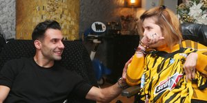 Ο ποδοσφαιριστής της ΑΕΚ, Γιώργος Τζαβέλλας, μαζί με την Μυρτώ