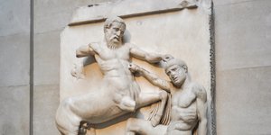 Κένταυρος παλεύει με έναν Λαπίθη (γλυπτό του Παρθενώνα) στο Βρετανικό Μουσείο