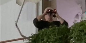 Γιαγιά γριά ηλικιωμένη παρακολουθεί κιάλια Αγρίνιο μπαλκόνι viral