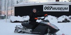 Ο Gunnar James Bond Schafer με το snowmobile του Bond στο μουσείο του