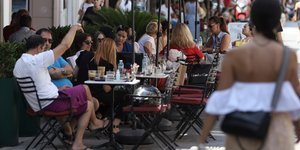 πλατη γυναικα κοσμος σε καφε