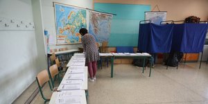Στιγμιότυπο από την εκλογική διαδικασία σε εκλογικό τμήμα