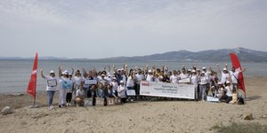 Εργαζόμενοι - εθελοντές του Ομίλου Hellenic Healthcare καθάρισαν την παραλία του Σχινιά- Συλλέχθηκαν 42 κιλά απορρίμματα