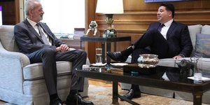 O Ιωάννης Σαρμάς με τον Τζορτζ Τσούνη