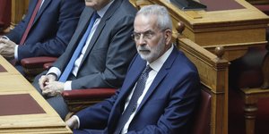 O υπηρεσιακός πρωθυπουργός, Ιωάννης Σαρμάς, στο Κοινοβούλιο