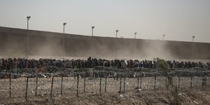 Συρροή μεταναστών αναμένεται μετά την άρση σήμερα από τις ΗΠΑ των περιορισμών στα νότια σύνορα της χώρας