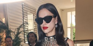 Η Ιρίνα Σάικ σχεδόν μόνο με τα εσώρουχα στο Φεστιβάλ των Καννών